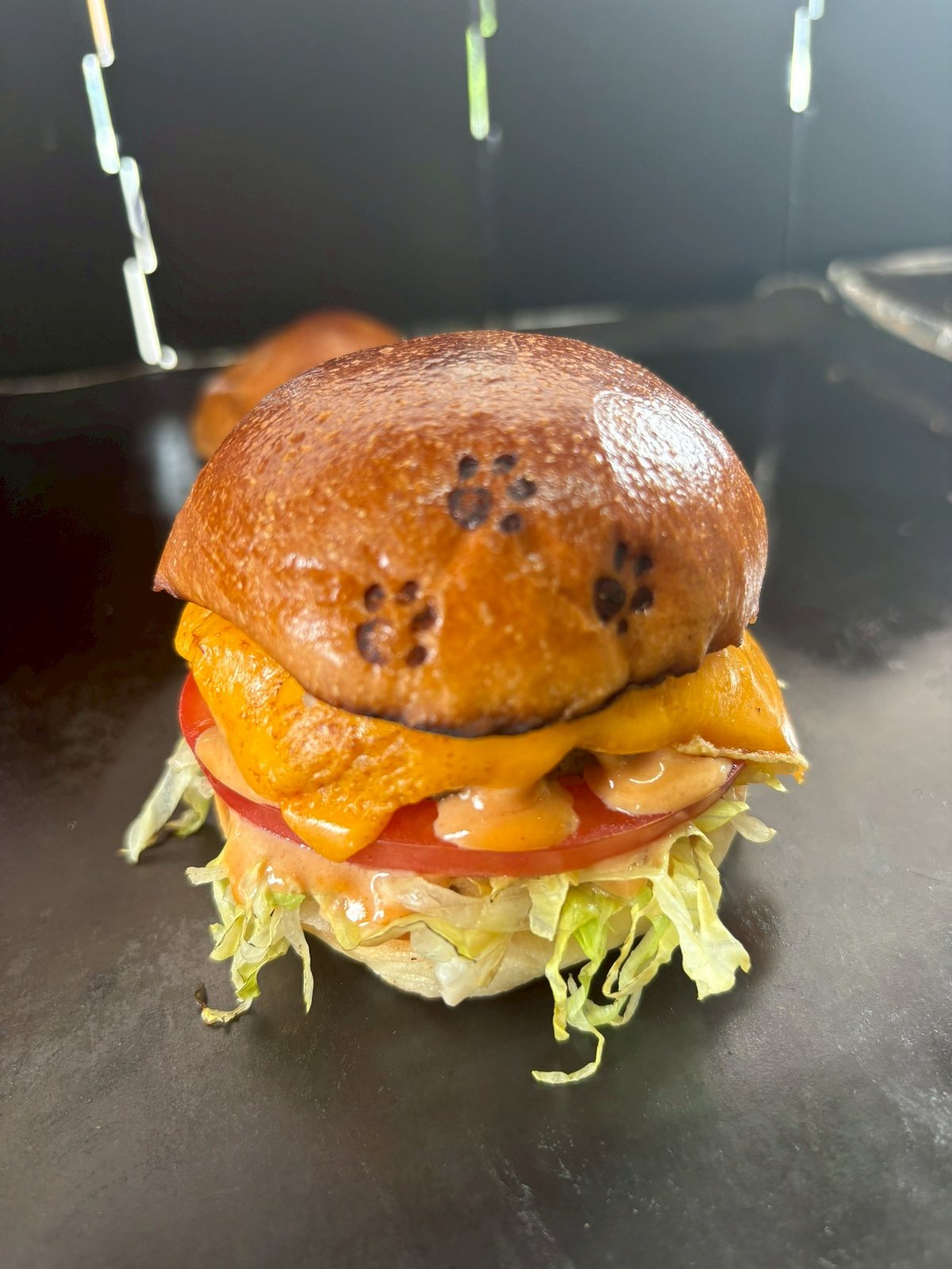 焼きたてのMICHELLEクラシックバーガー