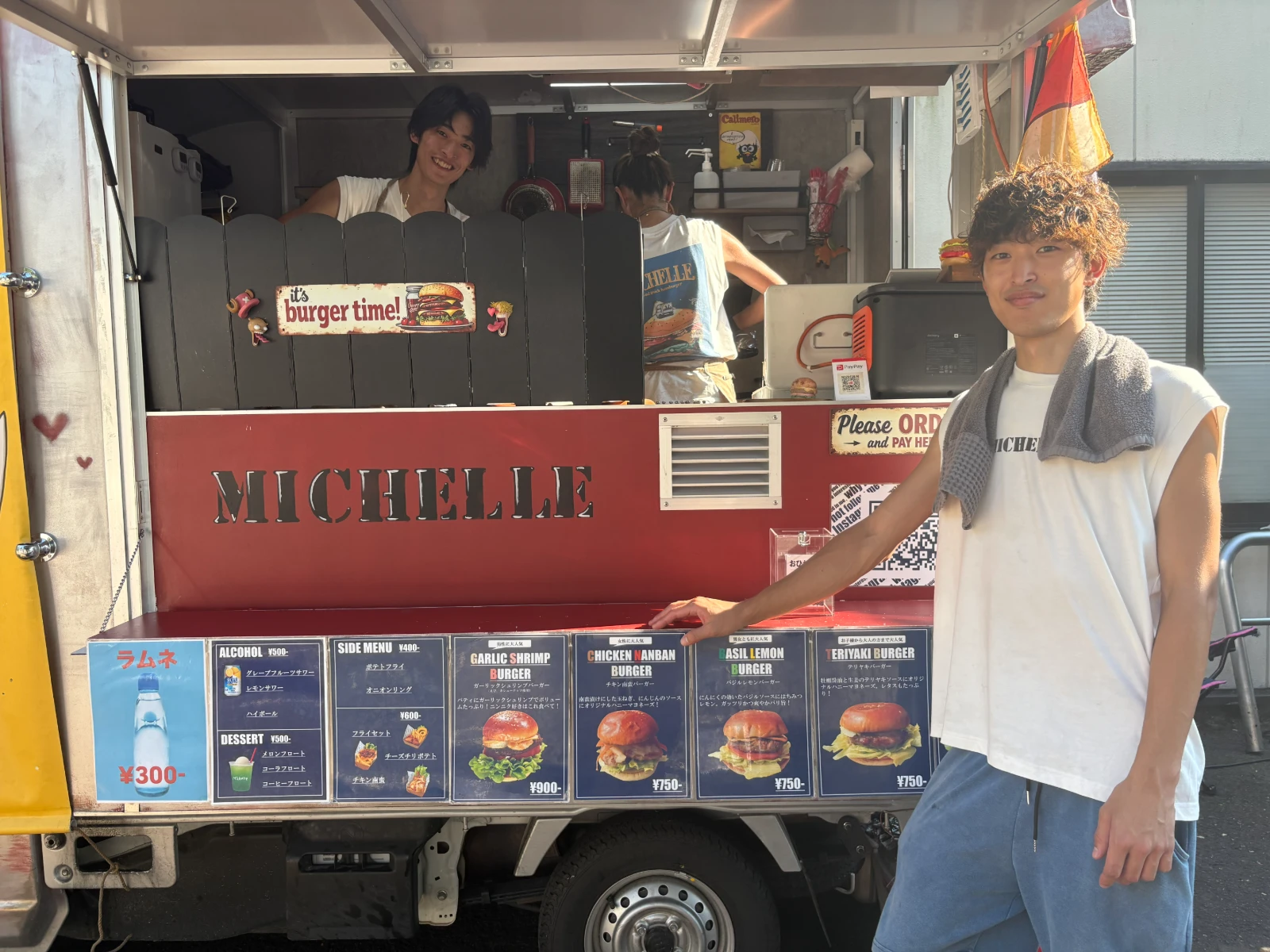 キッチンカーの前で営業する、かえでとひなた