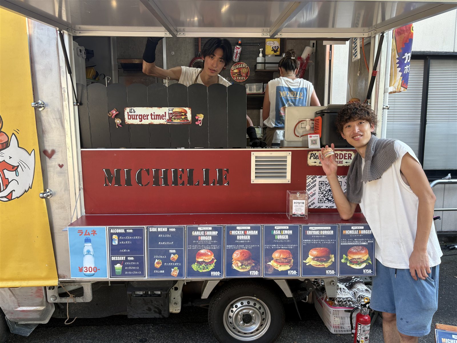 代表のひなた、兄のかえで、母がキッチンカーで営業する様子